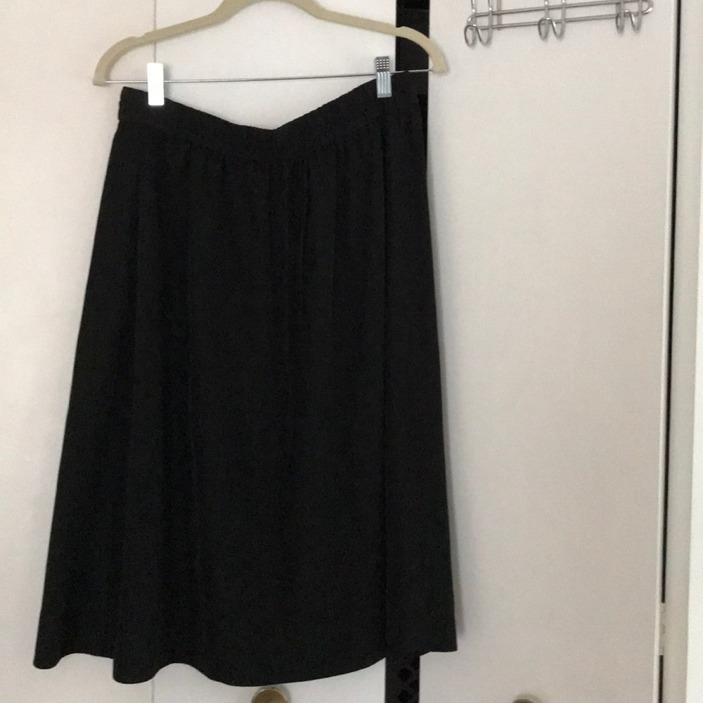 Flowy midi black skirt - like new